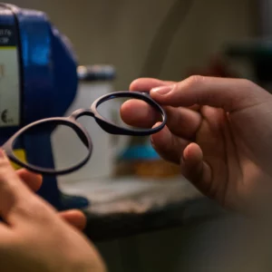 Polissage-lunettes-atelier-eio