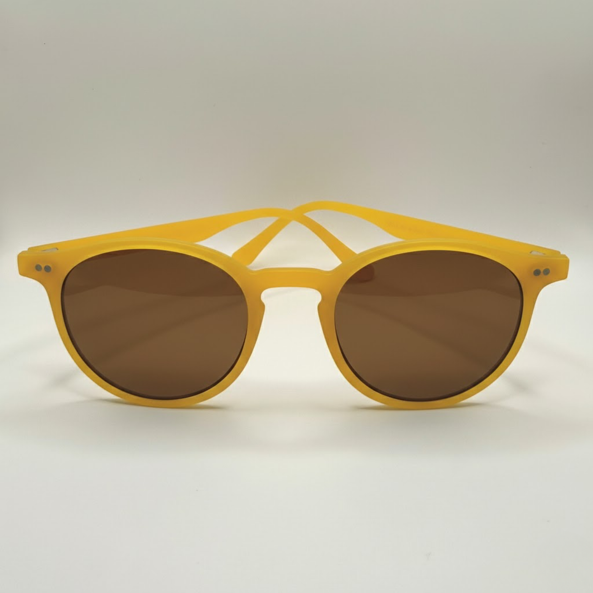 jaune genet eio face brun