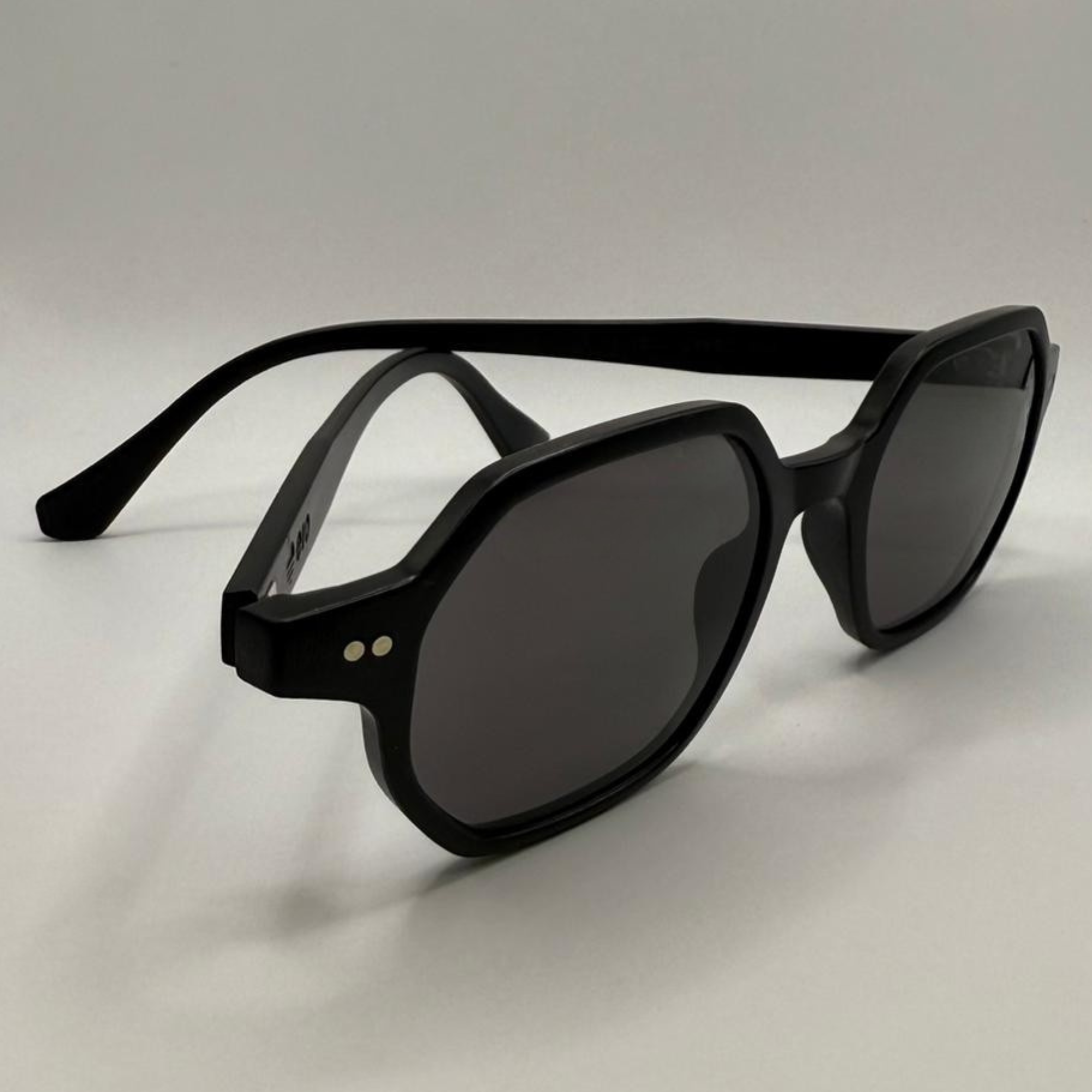 noir-ebene-eio-coté-2