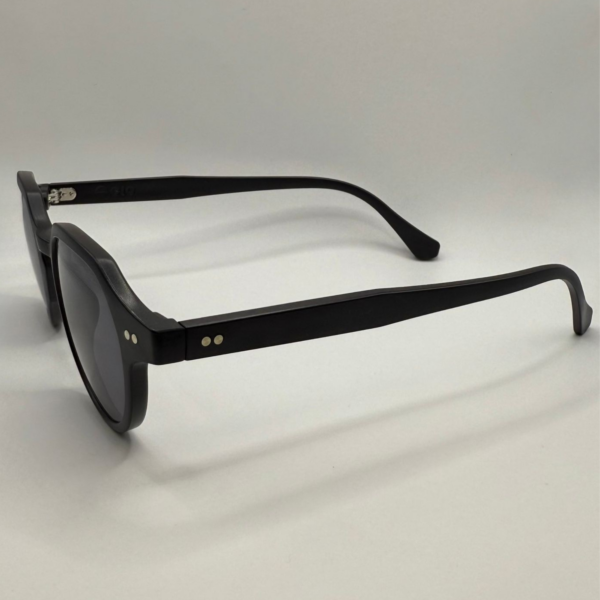 noir ebene eio coté