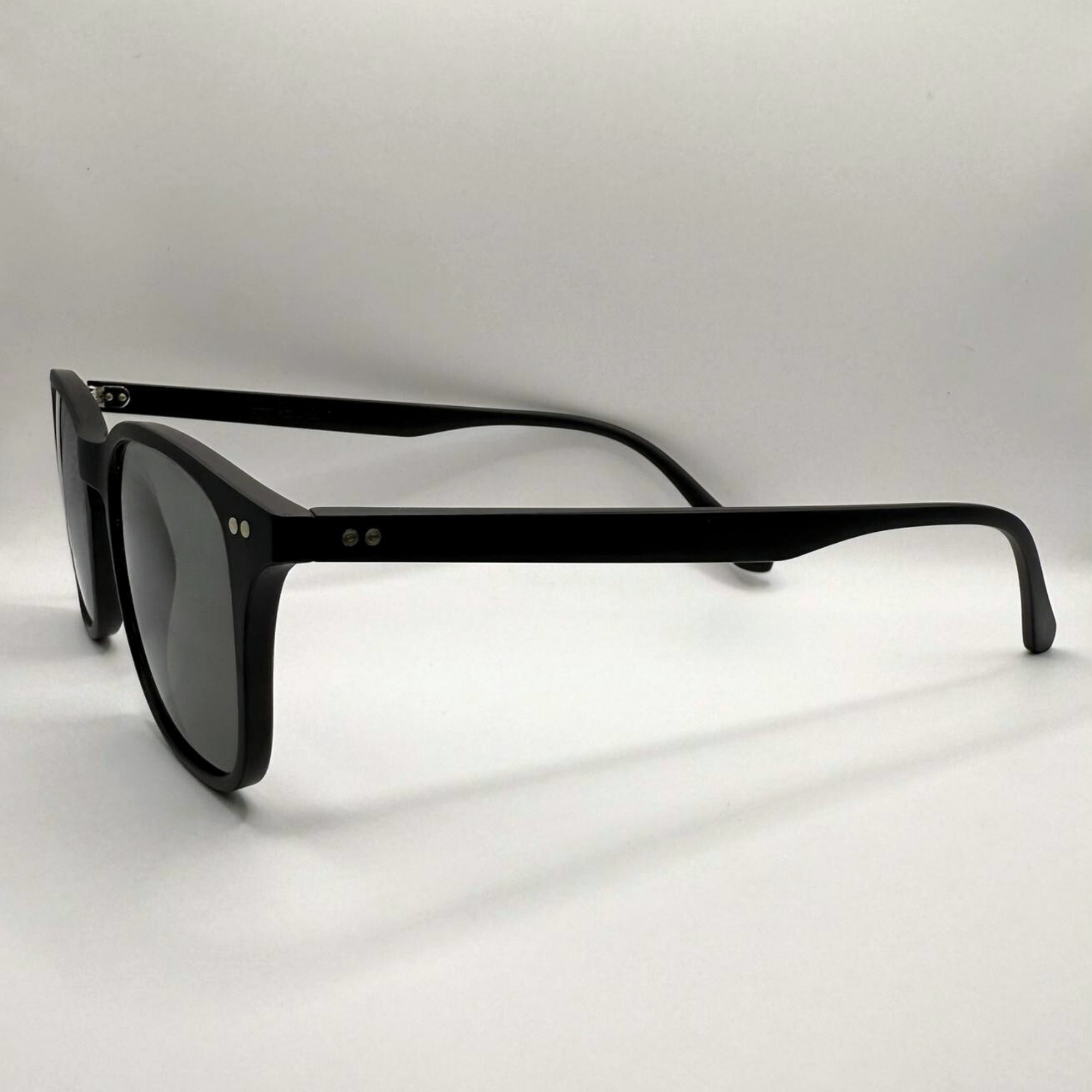 noir-ebene-eio-coté