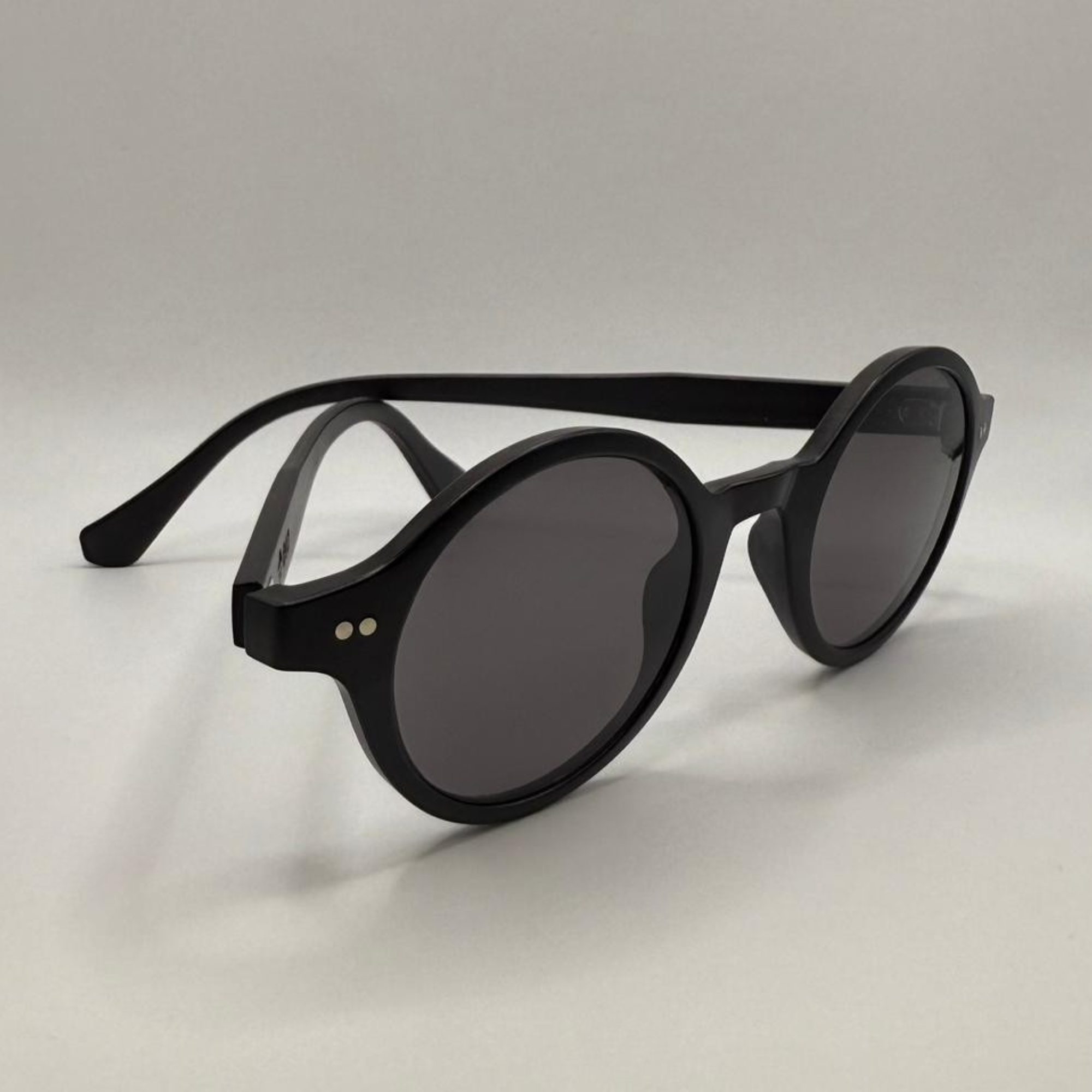 noir-ebene-eio-coté-2