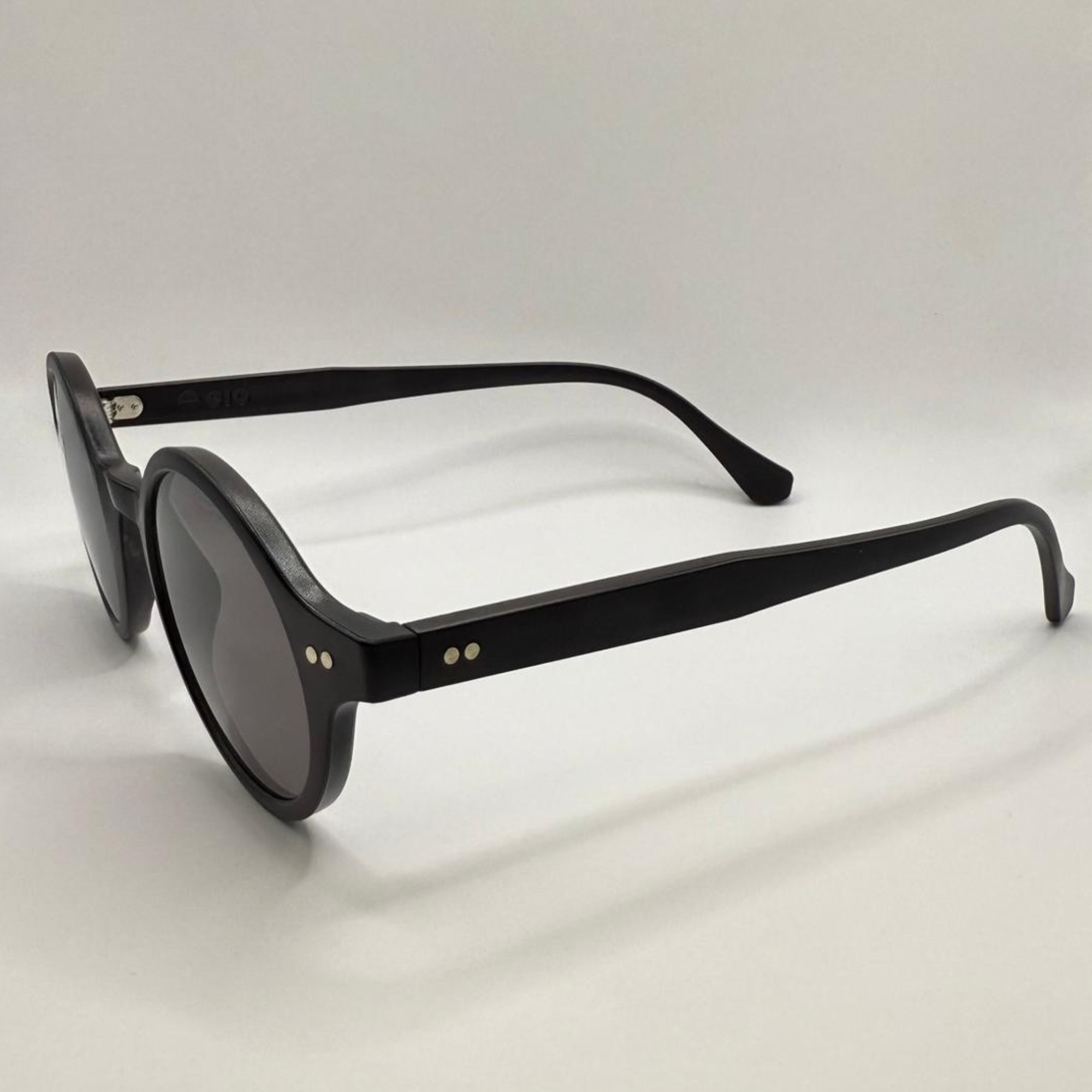 noir-ebene-eio-coté