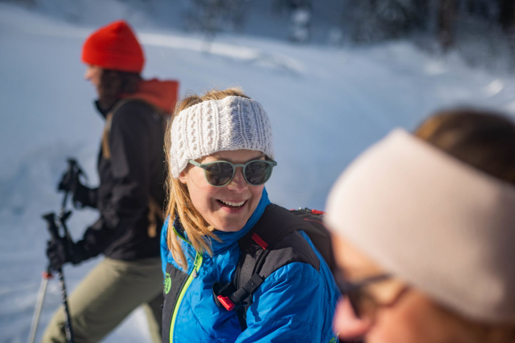 Femme portant lunettes de soleil en ski de rando